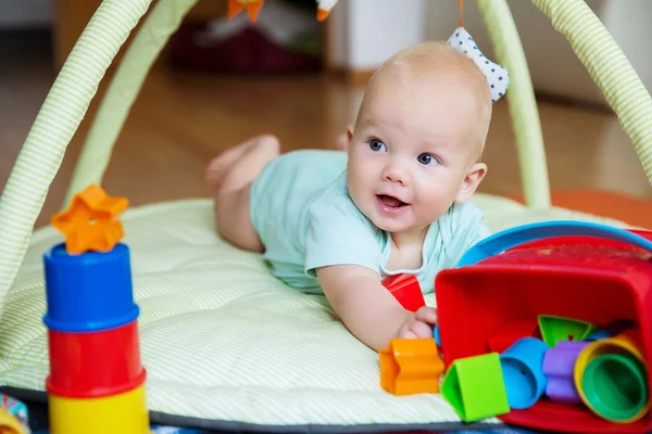Bebê em sessão de fisioterapia pediátrica